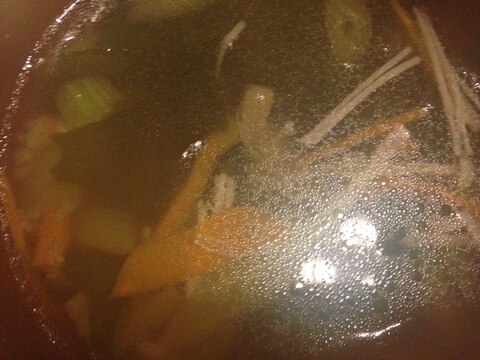 ふきとわかめとえのきとにんじんの韓国風スープ。